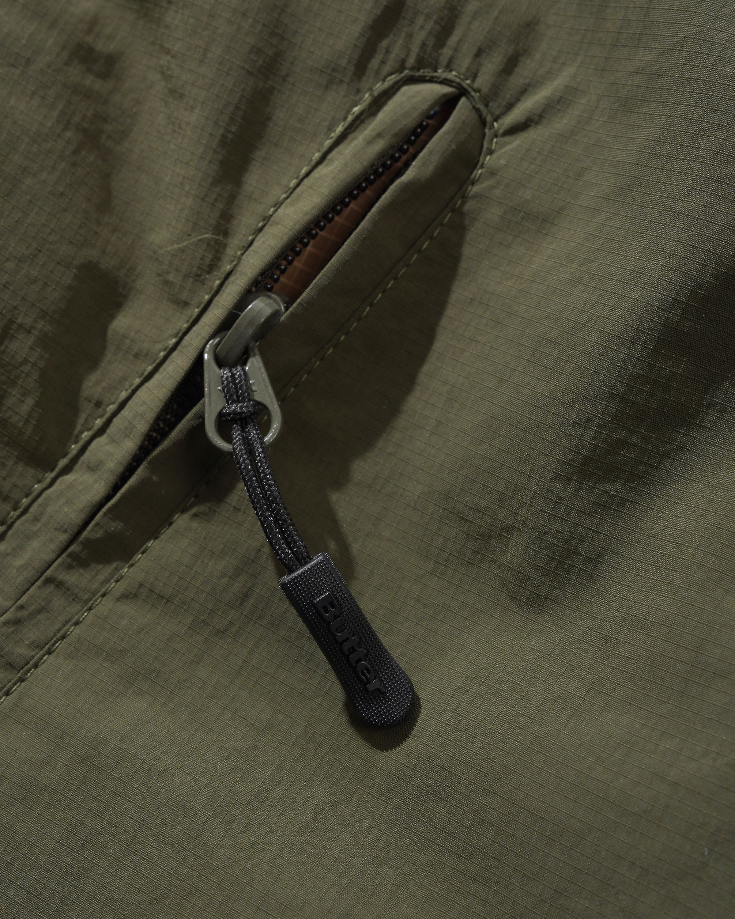 BUTTER - Chaqueta acolchada Terrain, verde oliva oscuro